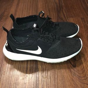 Black nike tennis shoes